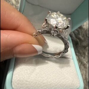 White gold ring Au750 18k with diamond and moissanite stones, size 8.